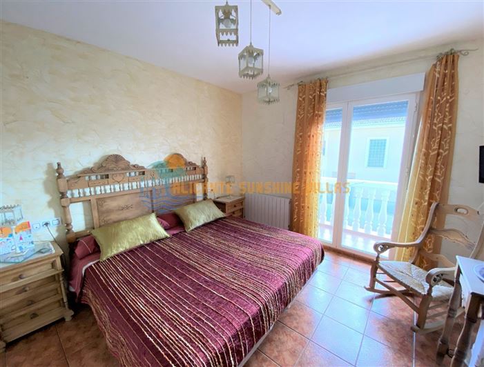 Image No.1-4 Bed Property for sale