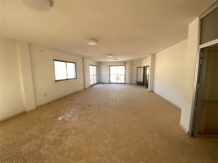 Image No.17-6 Bed Townhouse for sale