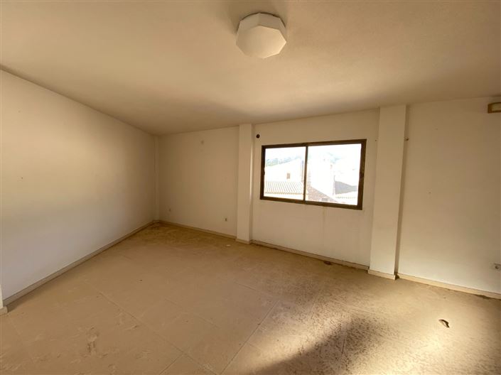 Image No.18-6 Bed Townhouse for sale