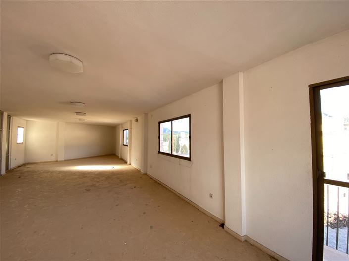 Image No.20-6 Bed Townhouse for sale