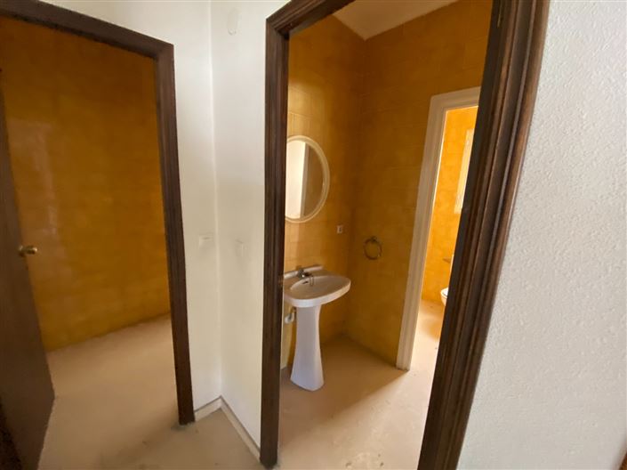 Image No.30-6 Bed Townhouse for sale