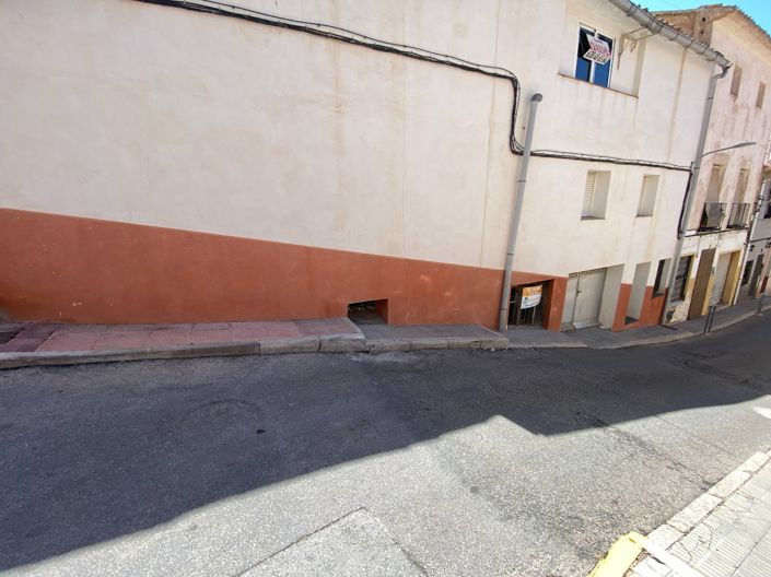 Image No.18-12 Bed Townhouse for sale