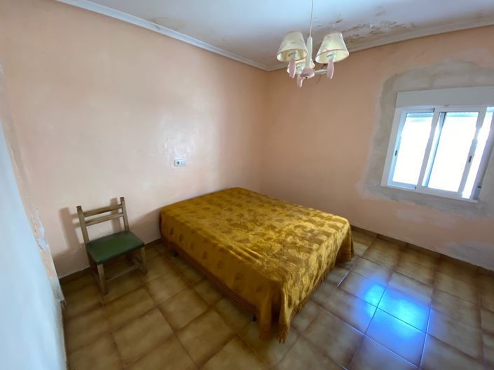 Image No.19-12 Bed Townhouse for sale