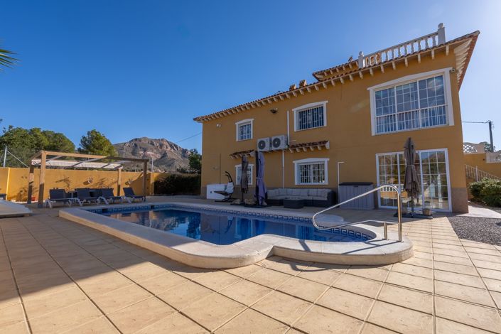 Image No.1-6 Bed Villa for sale