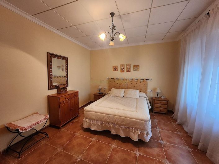 Image No.10-7 Bed Villa for sale