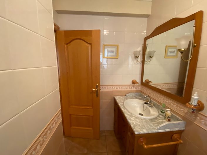 Image No.18-5 Bed Property for sale