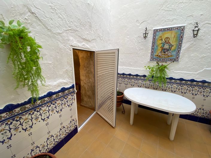 Image No.27-5 Bed Property for sale