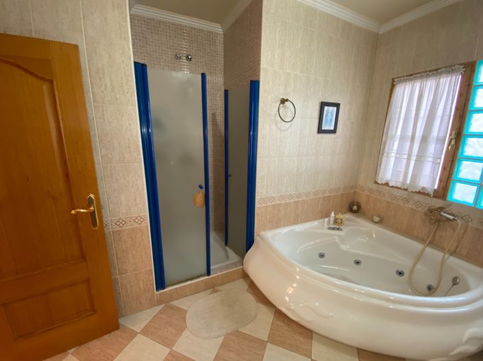 Image No.36-5 Bed Property for sale