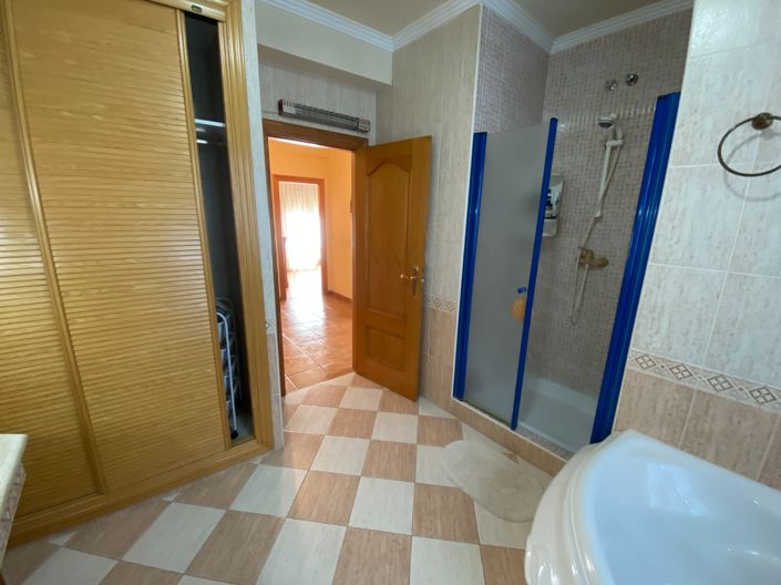 Image No.37-5 Bed Property for sale