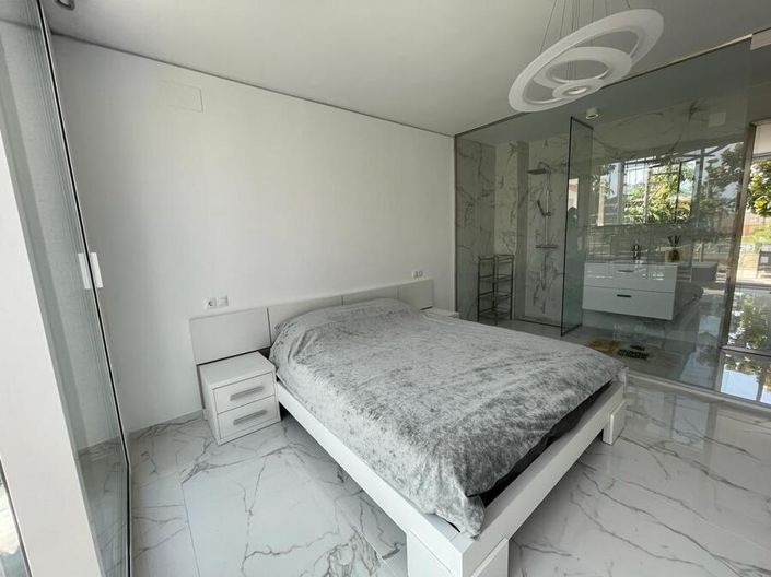 Image No.8-4 Bed Villa for sale