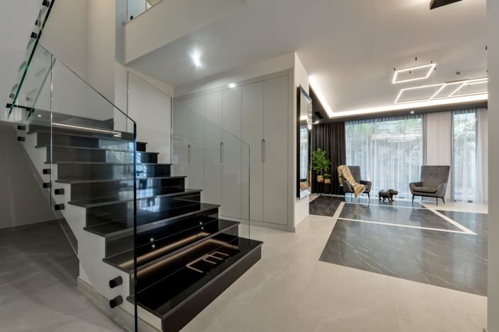 Image No.14-8 Bed Villa for sale