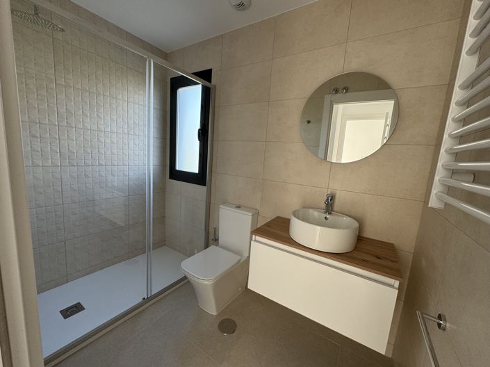 Image No.10-2 Bed Property for sale