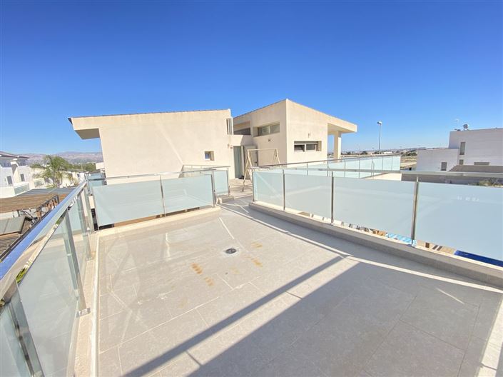 Image No.26-3 Bed Property for sale