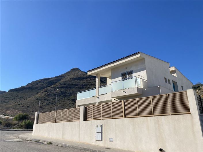 Image No.27-3 Bed Property for sale