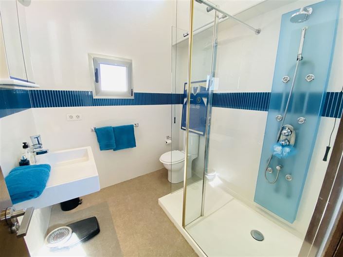 Image No.12-3 Bed Property for sale