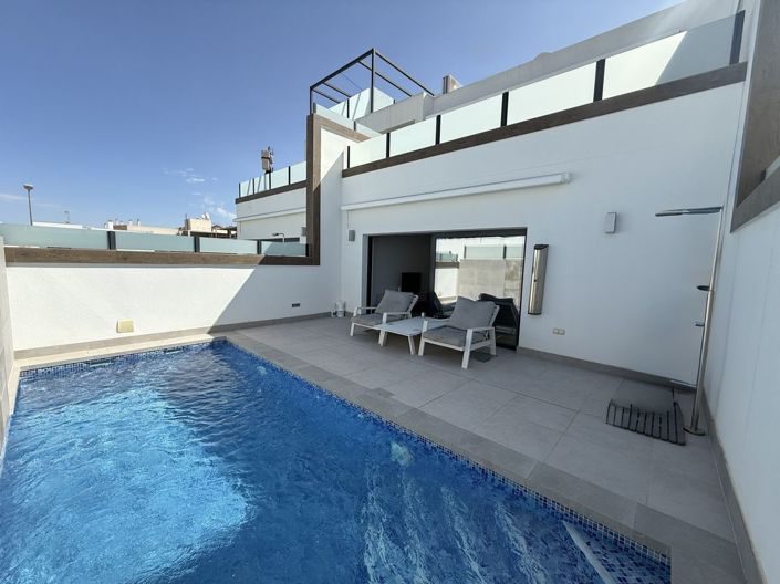 Image No.1-4 Bed Property for sale