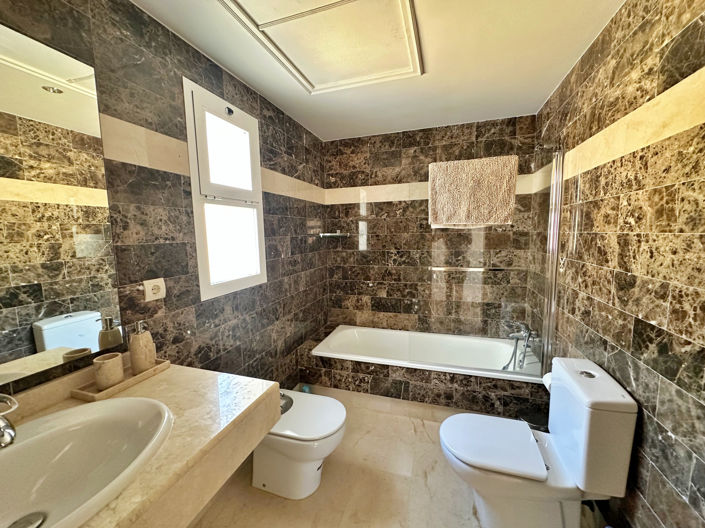 Image No.11-3 Bed House for sale