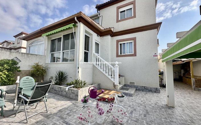 Image No.1-4 Bed Property for sale