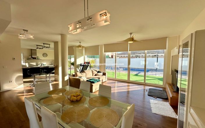 Image No.4-4 Bed Villa for sale