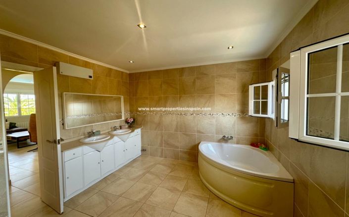 Image No.20-5 Bed Villa for sale