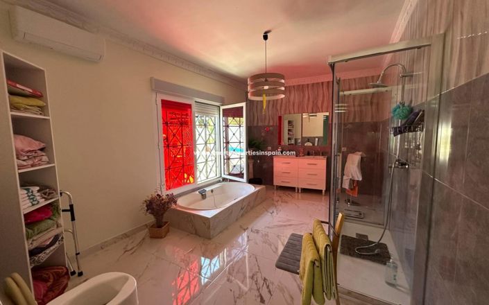 Image No.18-3 Bed Villa for sale