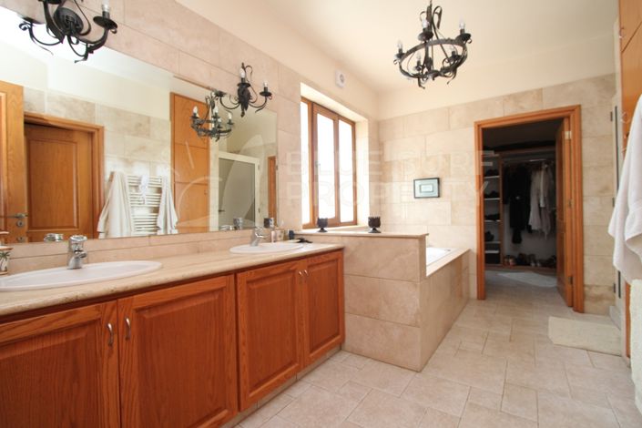 Image No.10-6 Bed Villa for sale