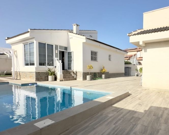 Image No.1-4 Bed Villa for sale