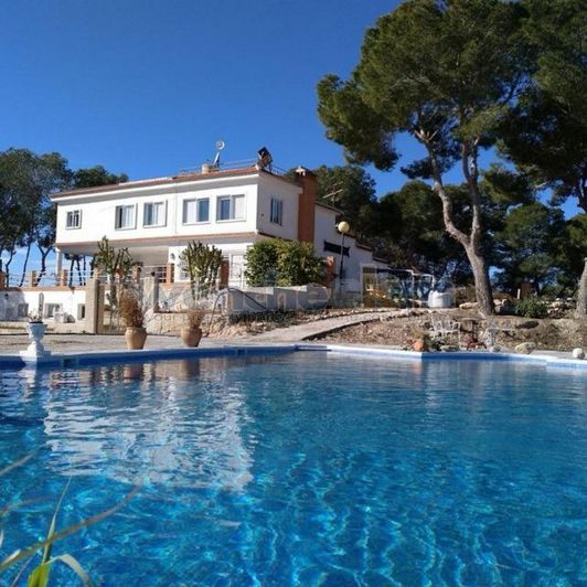 Image No.1-8 Bed Villa for sale