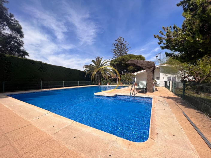 Image No.1-8 Bed Villa for sale