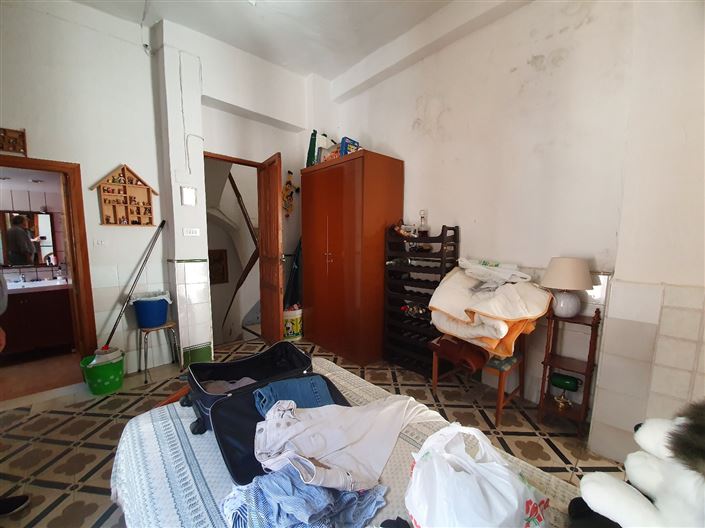 Image No.20-6 Bed Property for sale