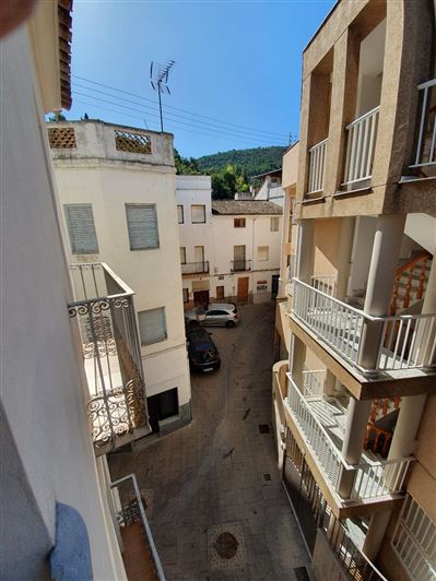 Image No.37-6 Bed Property for sale