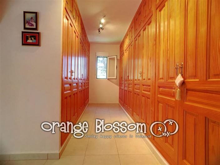 Image No.2-6 Bed Villa for sale