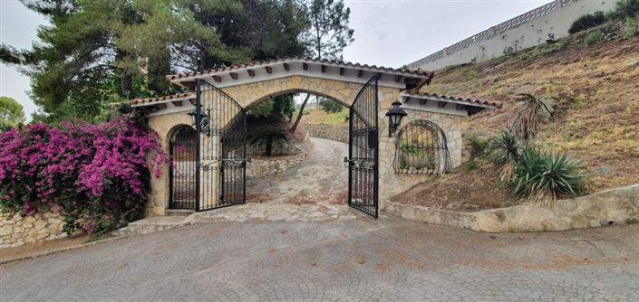 Image No.1-5 Bed Chalet for sale