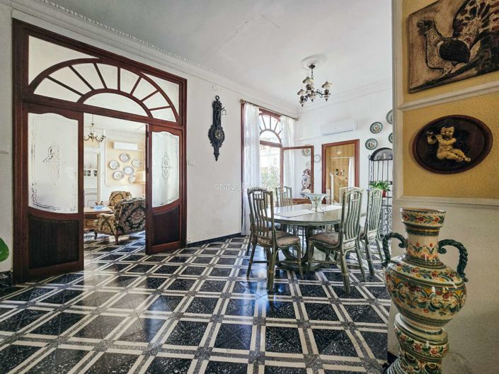 Image No.27-6 Bed Townhouse for sale