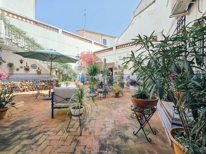 Image No.1-6 Bed Townhouse for sale