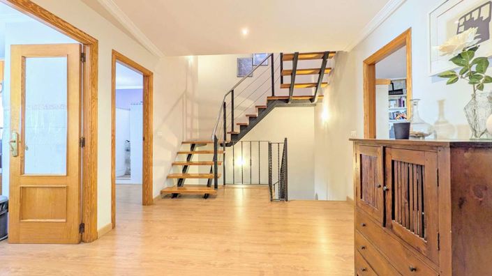 Image No.2-5 Bed Property for sale