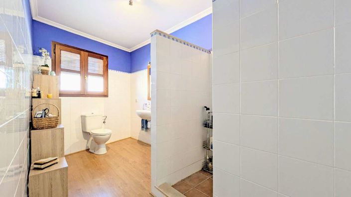 Image No.20-5 Bed Property for sale