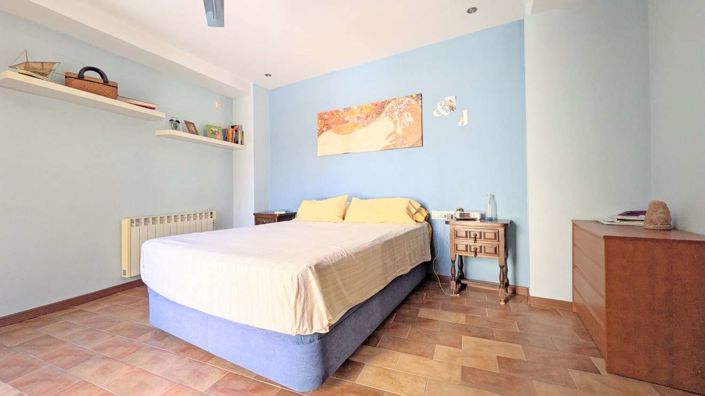 Image No.28-5 Bed Property for sale