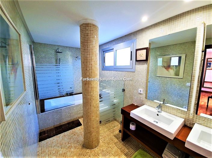 Image No.26-4 Bed Villa for sale