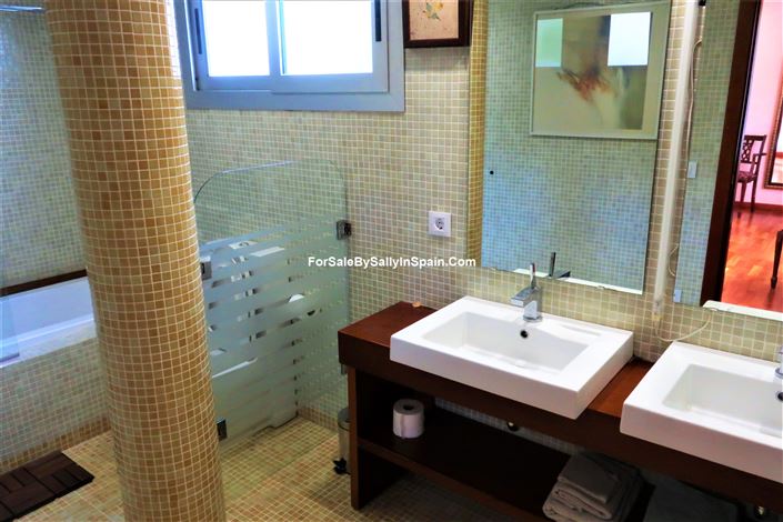 Image No.27-4 Bed Villa for sale