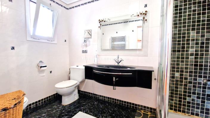 Image No.27-5 Bed Villa for sale