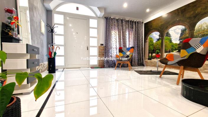 Image No.17-5 Bed Townhouse for sale