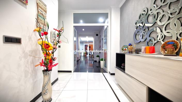 Image No.18-5 Bed Townhouse for sale