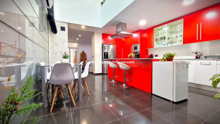 Image No.25-5 Bed Townhouse for sale