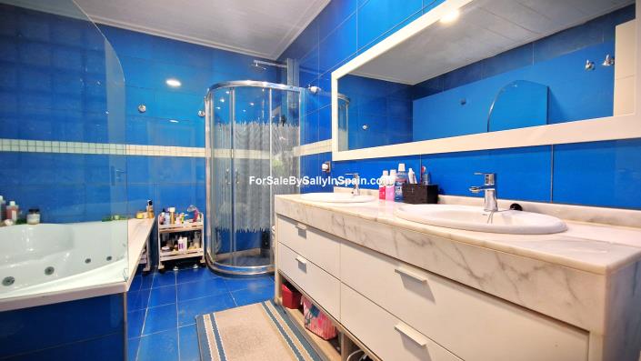 Image No.40-5 Bed Townhouse for sale