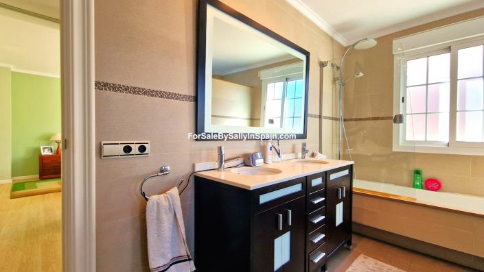 Image No.33-6 Bed Villa for sale