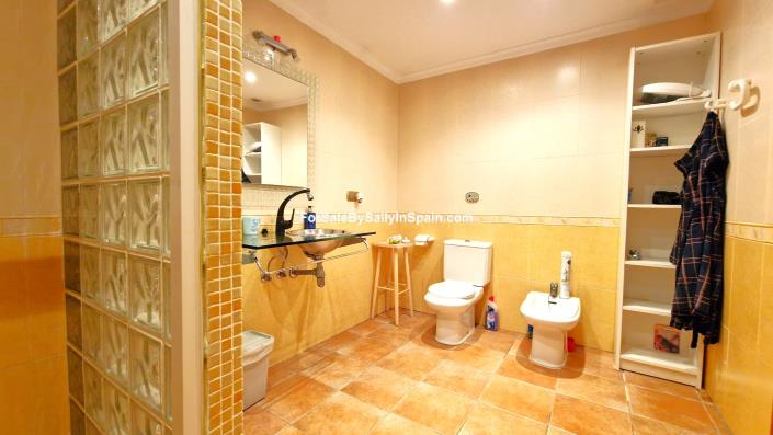 Image No.44-4 Bed Chalet for sale