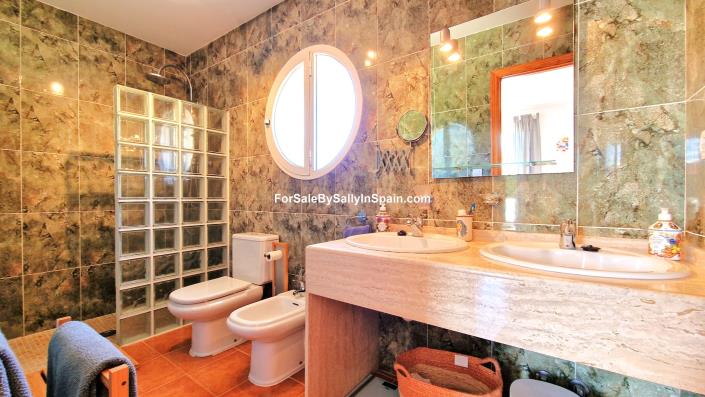 Image No.34-5 Bed Villa for sale