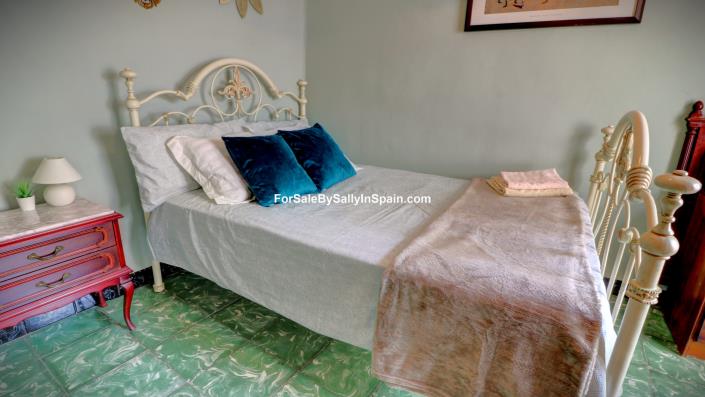 Image No.17-4 Bed Townhouse for sale