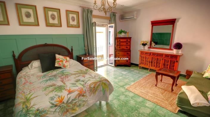 Image No.20-4 Bed Townhouse for sale